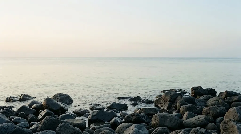 火山岩の転がる海岸と、その先に広がる海