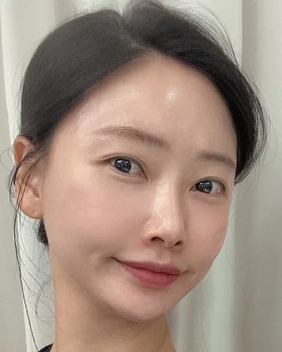 最後の日の写真。髪をまとめた女性が、少し横を向いてほほえんでいる