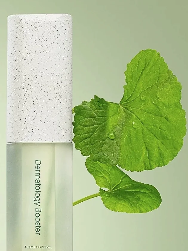 ブースターのボトルの寄り。縦に Dermatology Booster の文字と、ツボクサの葉